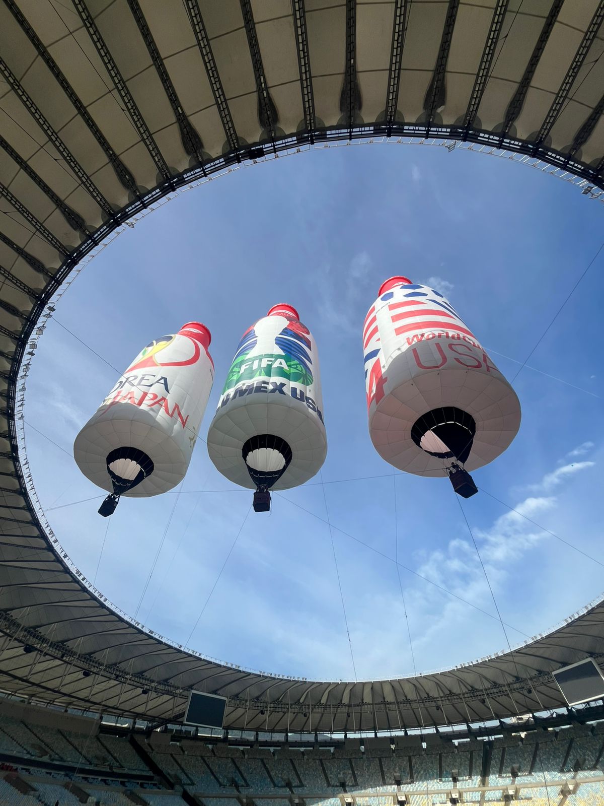 Balão inflado dentro do Maracanã, com certificado Guinness World Records